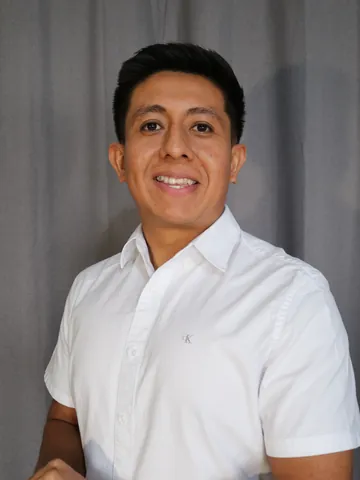 Raúl Cruz de medio cuerpo, con las manos juntas