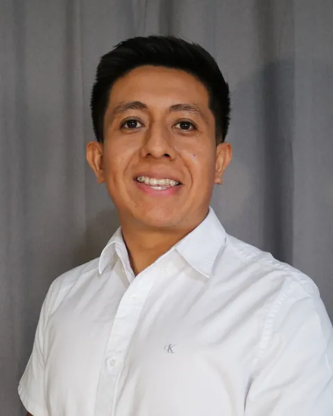 Raúl Cruz sonriendo, con camisa blanca